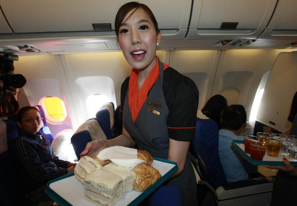 泰国曼谷新组建航空公司聘请了变性人空姐亮相