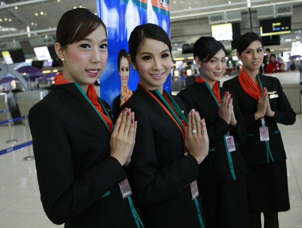 泰国曼谷新组建航空公司聘请了变性人空姐亮相