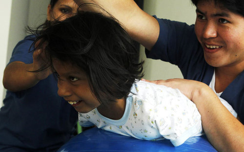组图:秘鲁无四肢残疾女孩笑对人生