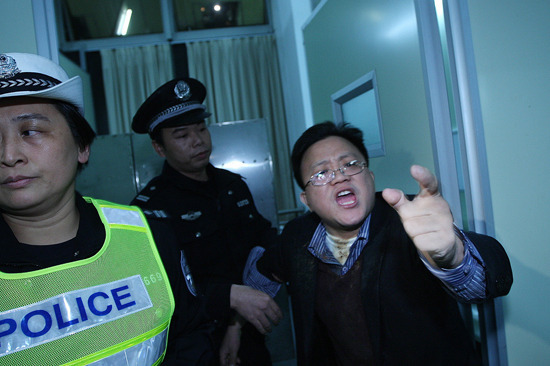 广州男子酒驾撞车逃逸称:不怕丢掉公职