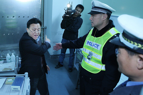 广州男子酒驾撞车逃逸称:不怕丢掉公职