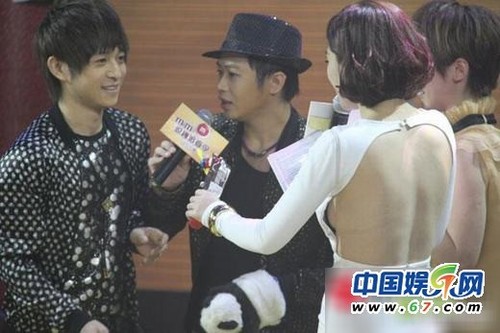 “踩裙门”方龄裙子大霸气侧漏 露胸贴外露_大楚网_腾讯网