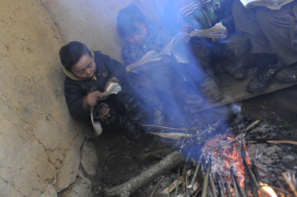 衣加衣走进云南<em>山区:孩子</em>用旧衣裹脚当袜_网