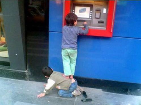 取钱也能这么搞笑!世界各地爆笑取款机