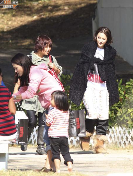 组图:张馨予不畏寒冷拍写真 当众抓臀煞风景