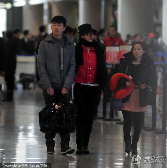 巩新亮素颜与弟弟打闹 相拥不放大秀甜蜜亲情