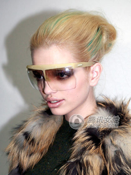 【视频】<em>头发</em>后面有<em>小尾巴</em>发型,<em>头发</em>后面有小