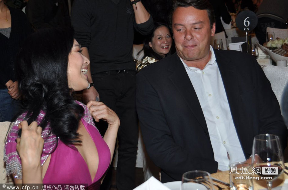 组图:钟丽缇穿深粉裙 腰间现赘肉遭老外窥胸