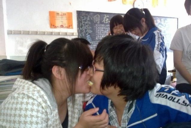 中学生教室<em>激吻</em>_大楚网_腾讯网