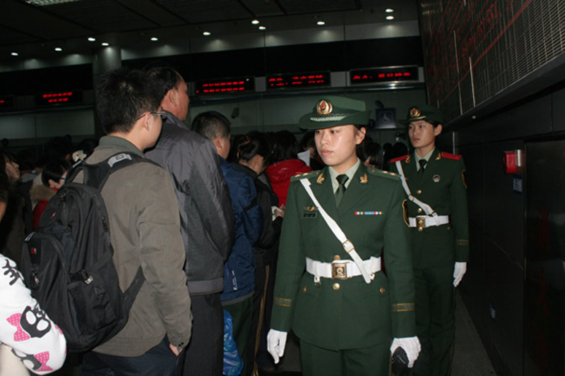 武警女子特战队首亮相春运