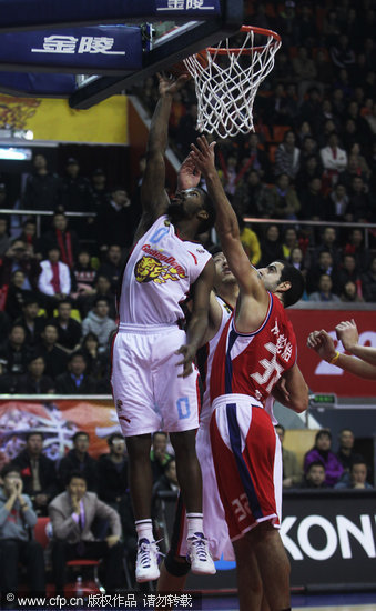 组图:广东主场战青岛 小布闯内线秀神准跳投-2