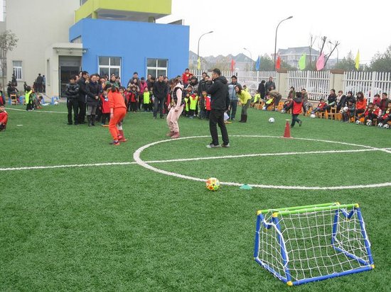 组图:富阳春江幼儿园足球节 家长孩子一起玩
