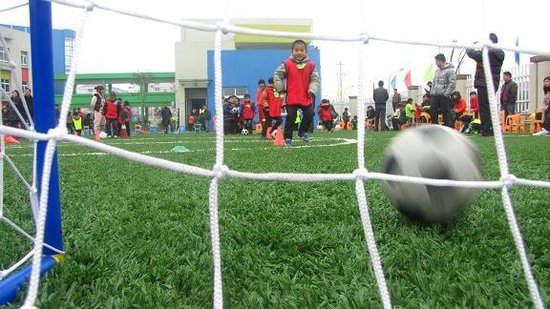 组图:富阳春江幼儿园足球节 家长孩子一起玩
