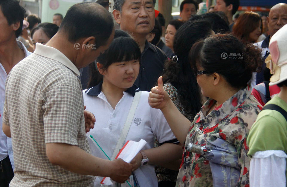 2011影像记忆--山东商报:高考家长的表情