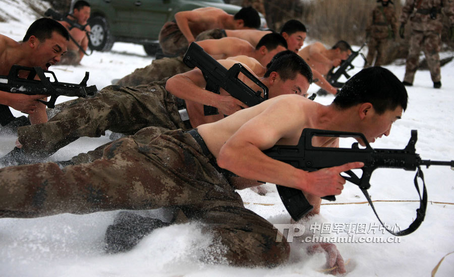 解放军边防部队士兵雪地中赤膊训练