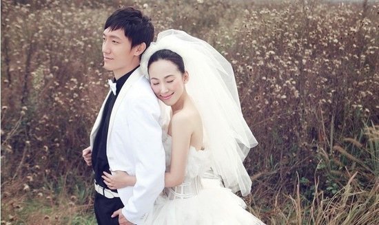 组图:曲波幸福婚纱照曝光 神秘新娘甜美亮相