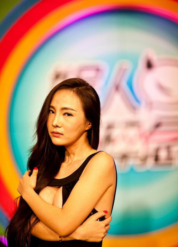 干露露<em>裸胸</em>上节目 自言男友要经妈妈试睡审通