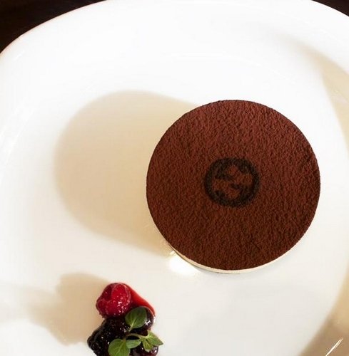 奢华与甜品的结合之作--Gucci咖啡店