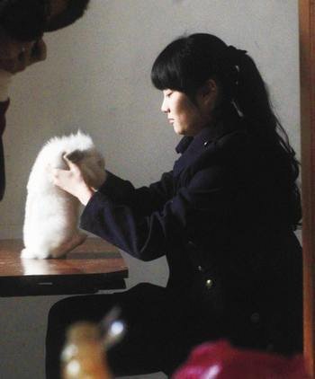 组图:最美90后售票员 春节不能回湖北过年了