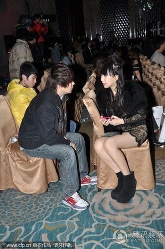 谢芷蕙走出不雅照阴影 与男热聊合影被偷瞄