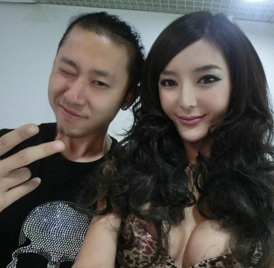 点击打开原图 组图:体育宝贝变身兔女郎 后台自拍惹火身材_