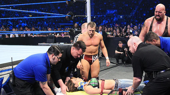组图:<em>WWE</em>摔跤女王4人混战 <em>美女选手</em>颈椎重伤