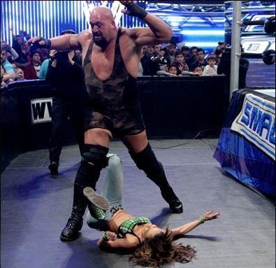 组图:WWE摔跤女王4人混战 美女选手颈椎重伤