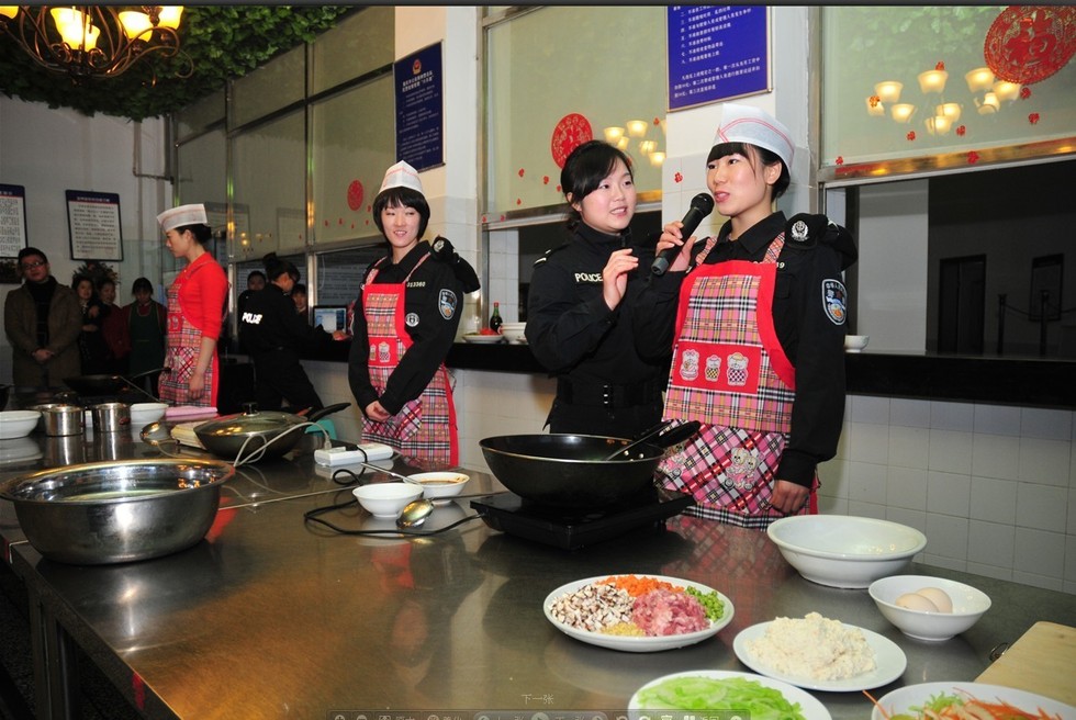 重庆<em>女子特警队</em>慰问空巢老人 警花秀厨艺走T台