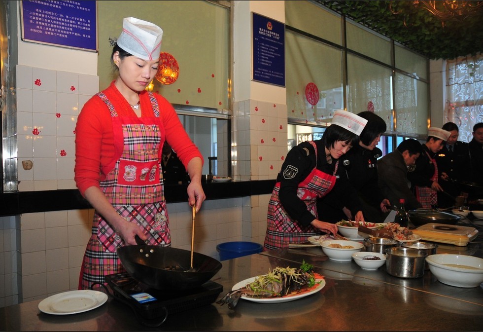 重庆<em>女子特警队</em>慰问空巢老人 警花秀厨艺走T台