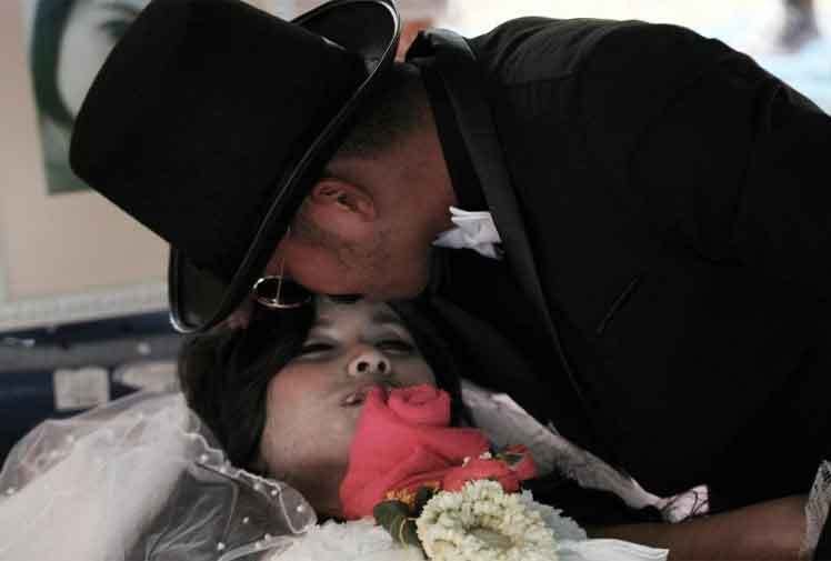 组图:泰国痴情<em>男子</em>与女友尸体完婚 - 异度<em>空间</em>