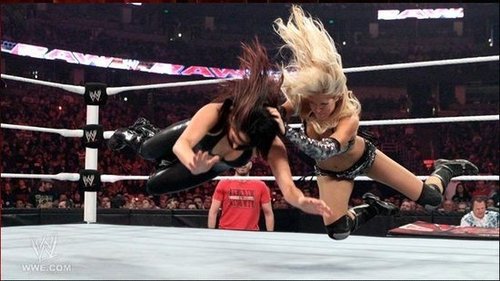 组图:<em>WWE</em>摔跤女王4人<em>混战</em> 美女选手颈椎重伤