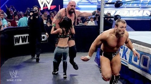 组图:<em>WWE摔跤</em>女王4人混战 <em>美女</em>选手颈椎重伤