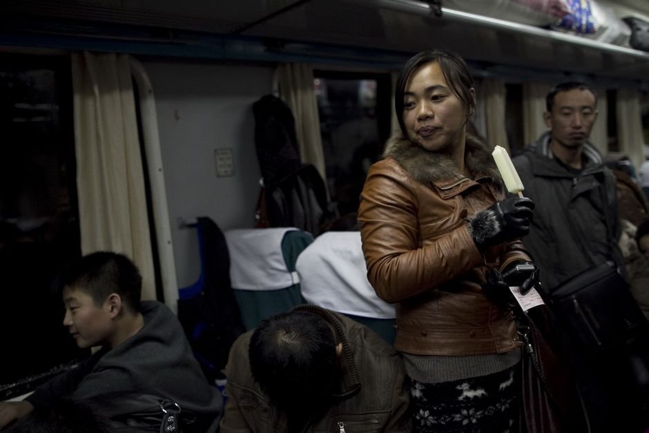 高清:<em>打工妹</em>5年<em>第一次</em>回家_新闻中心_中国江门