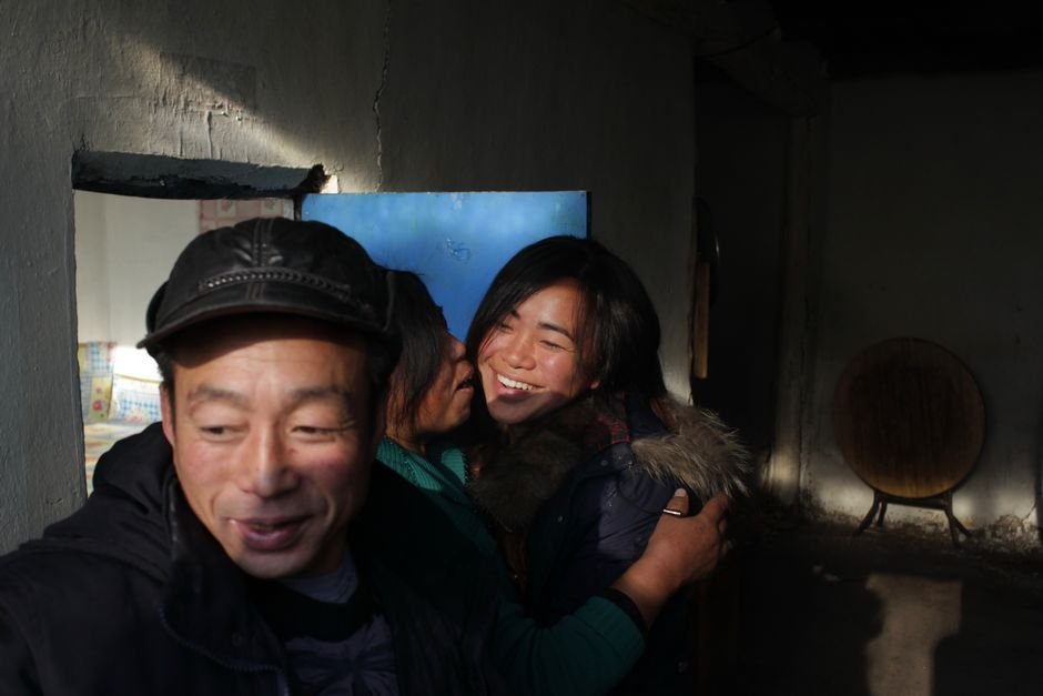 高清:<em>打工妹</em>5年<em>第一次</em>回家_新闻中心_中国江门