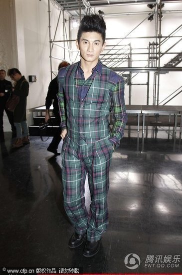 吴奇隆亮相巴黎时装周 与总监合影赶场频换衫