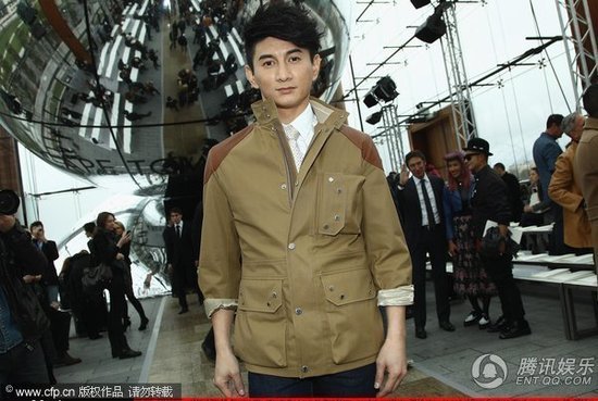 吴奇隆亮相巴黎时装周 与总监合影赶场频换衫