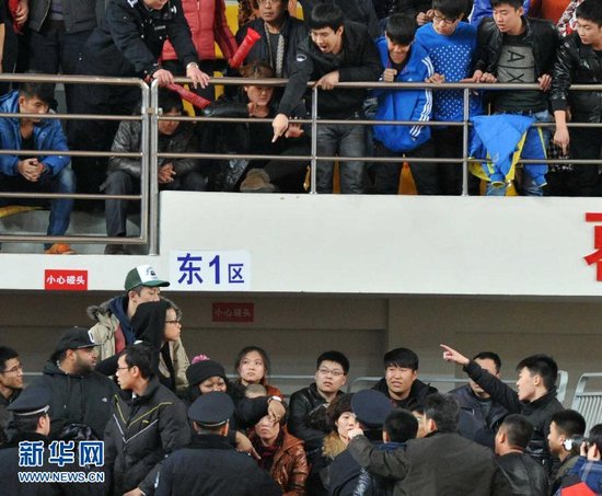 组图:JR史密斯亲友与观众冲突 怒骂球迷_体育