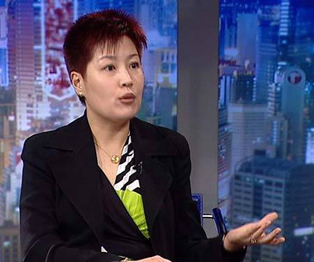 网曝哈文亮片抹胸礼服照 女强人变身柔美妈妈