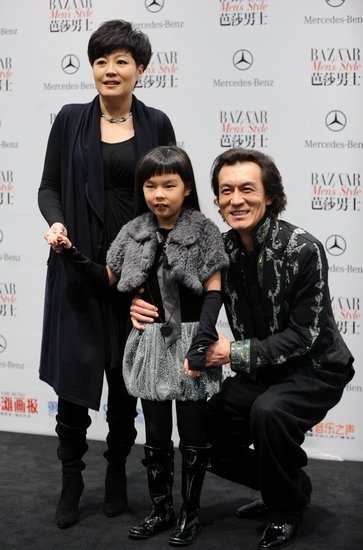 网曝哈文亮片抹胸礼服照 女强人变身柔美妈妈