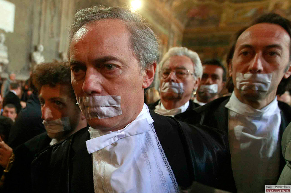 1月28日,意大利那不勒斯,律师们在司法年的仪式上,封住嘴巴背对政府