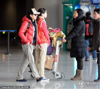 文章独自抵达上海红衣裹身 马伊琍情侣衫接机