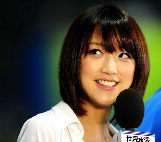 组图:日本最美女主播变身清纯可爱足球宝贝