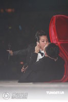 陈奕迅何韵诗湿吻吓坏众人 黄伟文作品展落幕