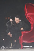 陈奕迅何韵诗湿吻吓坏众人 黄伟文作品展落幕