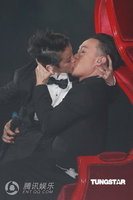 陈奕迅何韵诗湿吻吓坏众人 黄伟文作品展落幕