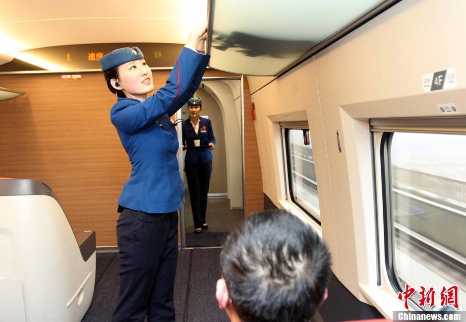 高清:武汉至<em>广州</em>高铁上的<em>双胞胎姐妹花</em>|┇精品