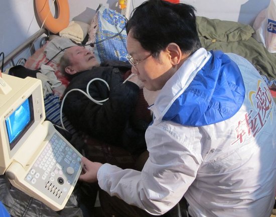 韩红兑现演唱会承诺 带队赴四川捐助、义诊(图