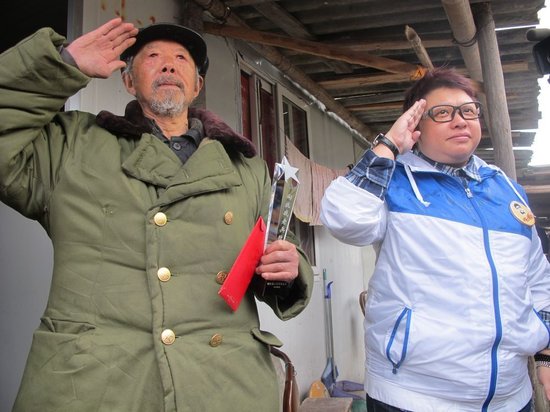 韩红兑现演唱会承诺 带队赴四川捐助、义诊(图