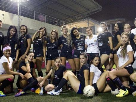 组图:美女足球队慈悲为怀 踢球收益专做善事-足