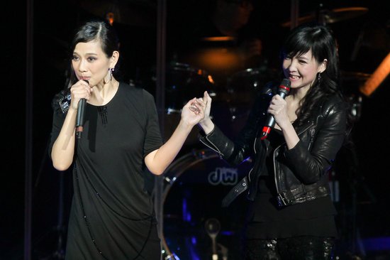 <em>陈松伶演唱会</em>多次落泪 好友周慧敏上台同唱最